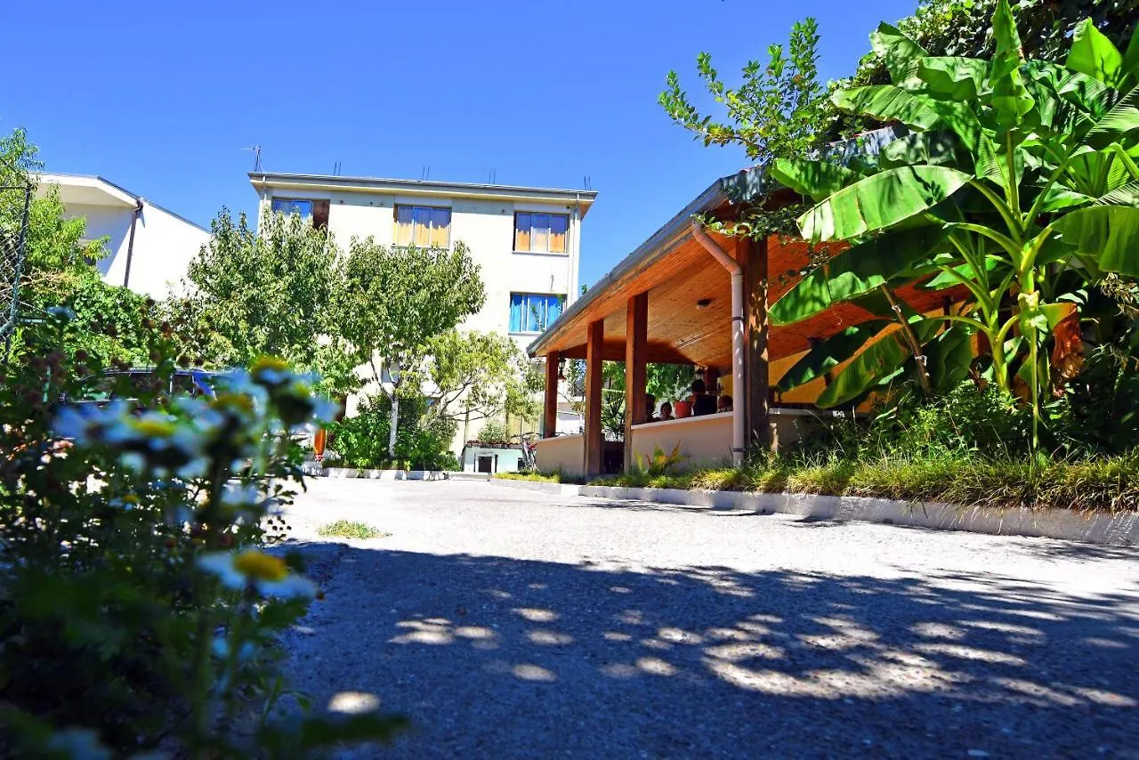 Lovely Apartment W/ Ac + Bath. + Kitchen + Parking And Garden Shkoder